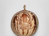 Ame 19 c  Ame 19, Niederländisch Guayana (Surinam), Marron, 2. Hälfte 18. Jahrhundert, Kalebasse, cuya, Frucht des Kalebassenbaumes (Crescentia cuyete L.), H 7,5 cm, Dm 19 cm : Museumsfoto: Claus Cordes, Bestandskatalog Ethnologie